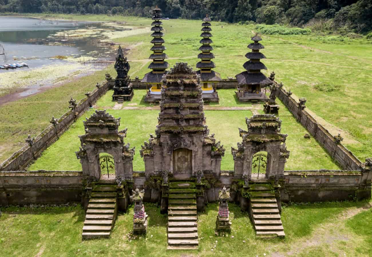 pegubugan temple on lake tamblingan